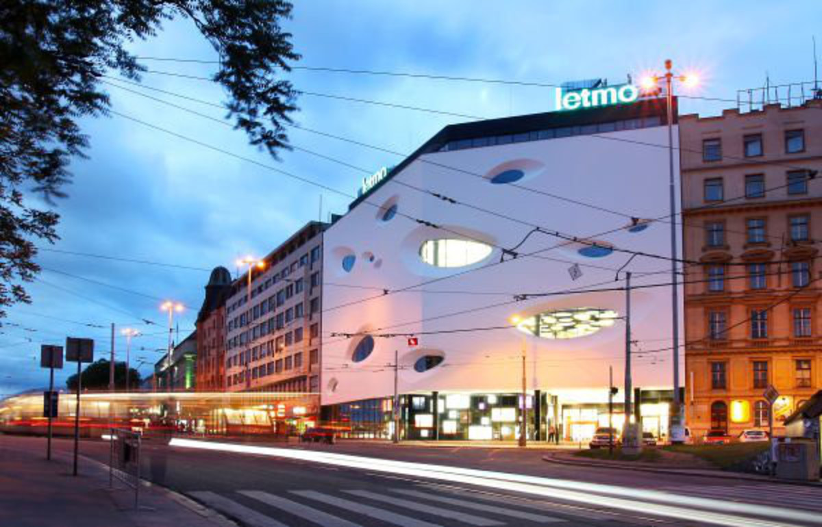 Projekt przebudowy starego, niewykorzystanego budynku biurowego na centrum handlowe powstał w czeskim biurze architektonicznym IKA Brno.