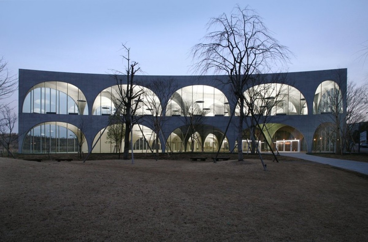 Biblioteka wybudowana dla Tama Art University (Hachiōji campus) według ptojektu Toyo Ito (2004—2007) Hachioji-shi, Tokio, Japonia, fot.: Tomio Ohashi