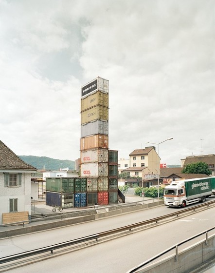 Sklep z wieżą obserwacyjną firmy Freitag w Zurichu; fot.: Roland Tännler
