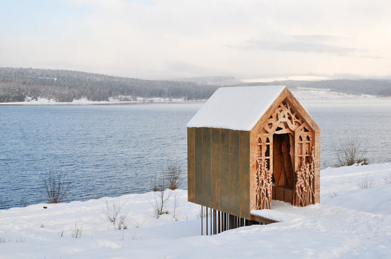 Projekt schronu dla turystów nad brzegiem jeziora w Northumberland w Anglii (Freya cabin) otrzymał nagrodę specjalną w konkursie Miedź w architekturze 2011. Autor projektu: Studio Weave.  fot.: Peter Sharpe