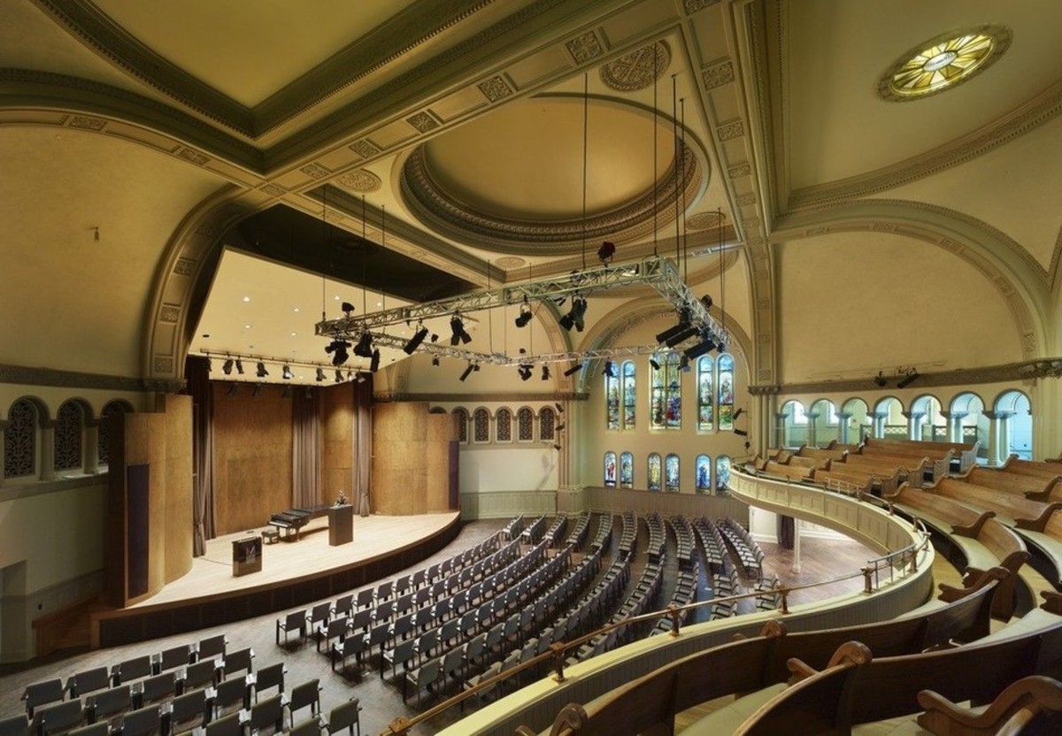 Wewnątrz zabytkowego kościoła stworzono salę koncertową na 444 miejsc; fot.: Tom Arban