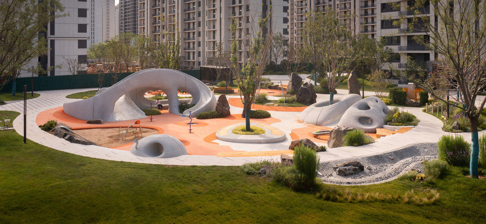 Kilka instalacji z betonu wydrukowanego w 3D zintegrowanych z krajobrazem, tworzących główne kontury wizualne przestrzeni. | Zdjęcie: Zhou Sheng, CHENIN Visual, 2024 