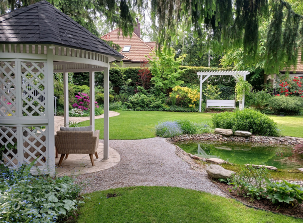 Klasyczna altana nad stawem