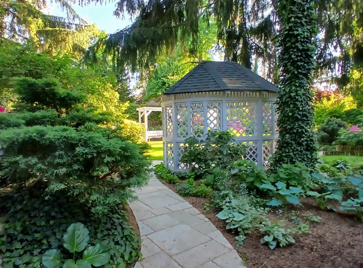 Ścieżka ogrodowa z elegancką altaną