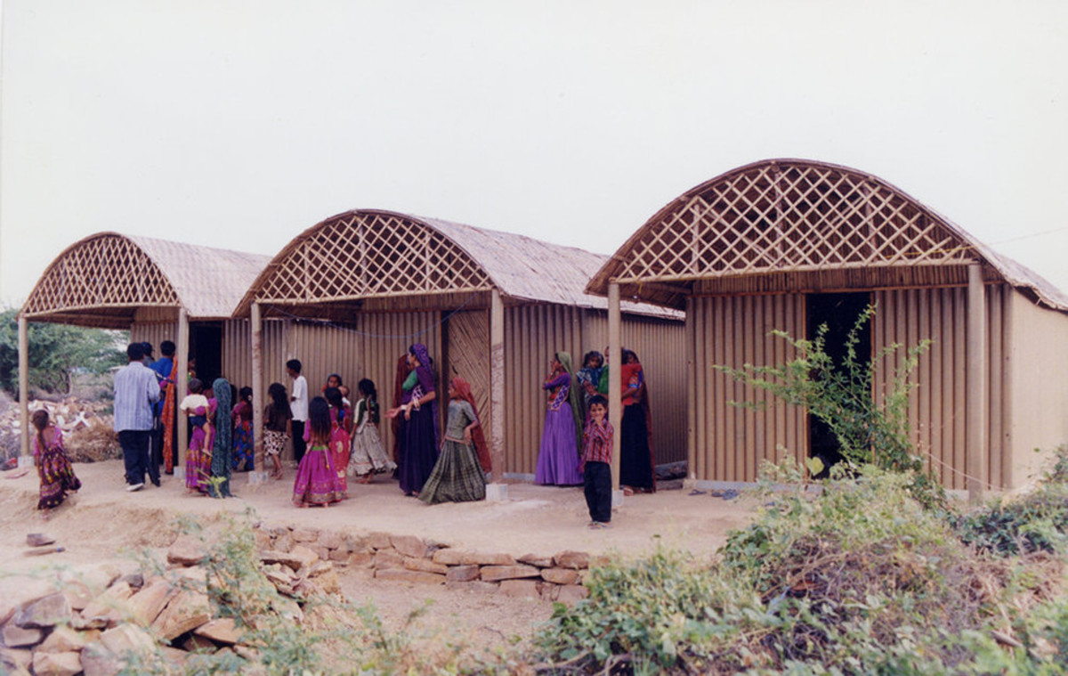 Dom dla ofiar katastrof z kartonową konstrukcją - Paper Log House w mieście Bhuj w Indiach (2001), autor: Shigeru Ban, fot.: Kartikeya Shodhan