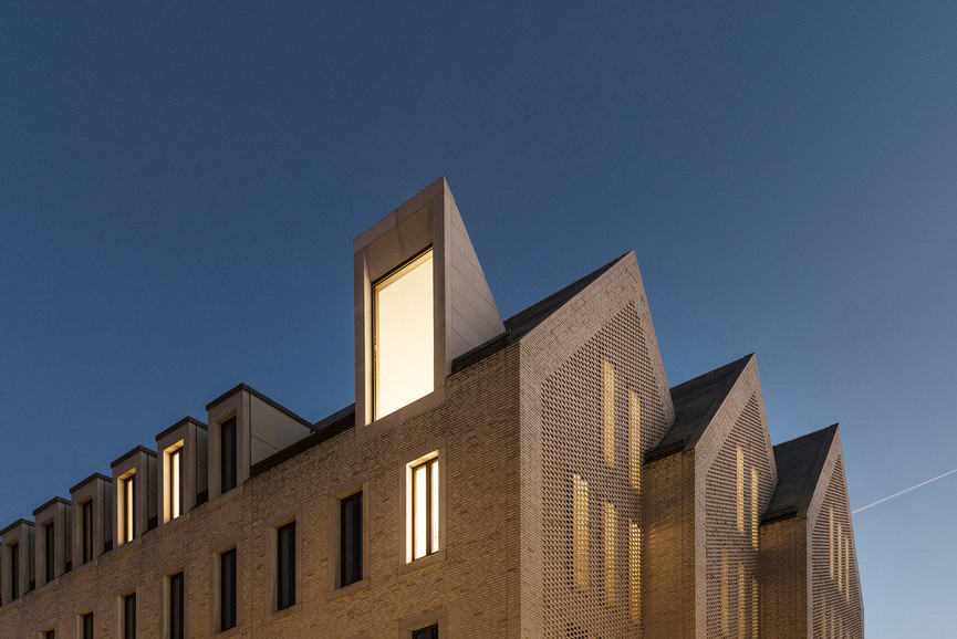 Okna dachowe biblioteki i schodkowe szczyty z częściowo perforowaną cegłą. | Zdjęcie: Franco Casaccia / JSWD 