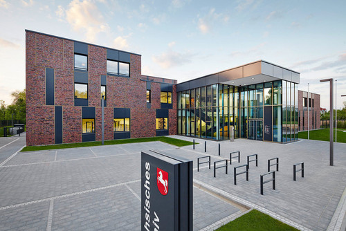 Obiekt składa się ze skrzydła mieszczącego archiwum, budynku administracji i otwartej dla gości strefy publicznej z czytelnią; fot. Ulrich Hoppe