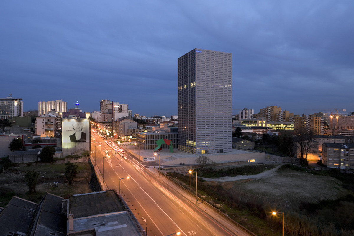 Burgo Tower - biurowiec zaprojektowany przez Eduardo Souto de Moura - laureata Nagrody Pritzkera w roku 2011; Porto, Portugalia, fot.: Luis Ferreira Alves