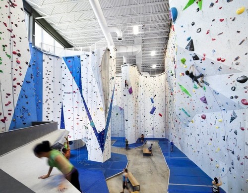 Centrum wspinaczkowe w Montrealu według projektu Smith Vigeant Architects;  fot.: Stéphane Brugger