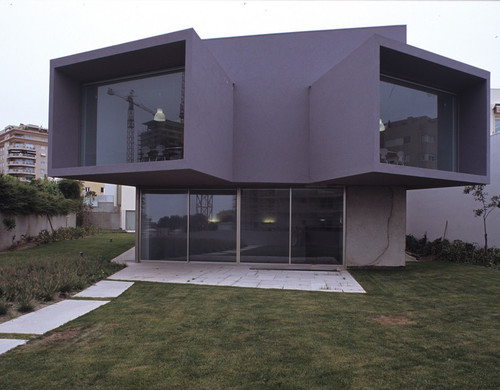 Autor projektu: Eduardo Souto de Moura - laureata Nagrody Pritzkera 2011. Rezydencja zaprojektowana dla Manoela de Oliveir - znanego portugalskiego reżysera filmowego.
