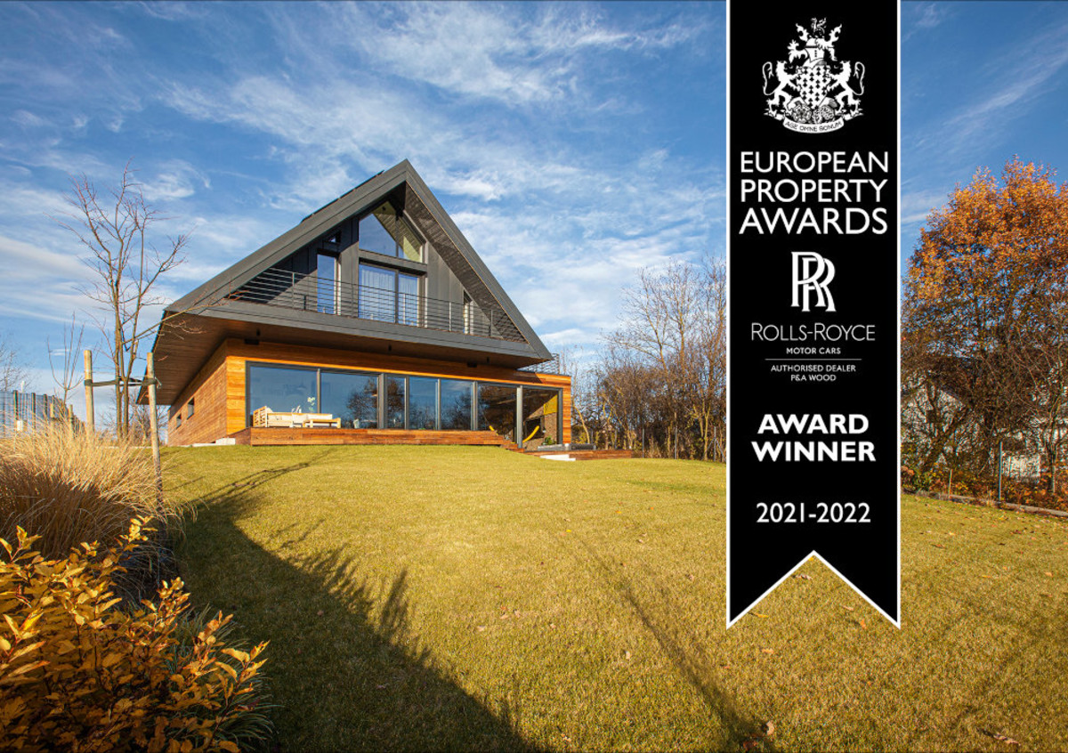Małopolska Chata Podcieniowa - dom jednorodzinny nagrodzony The European Property Awards w kategorii Single Residence. Autorem projektu jest pracownia BXB Studio Bogusław Barnaś.
