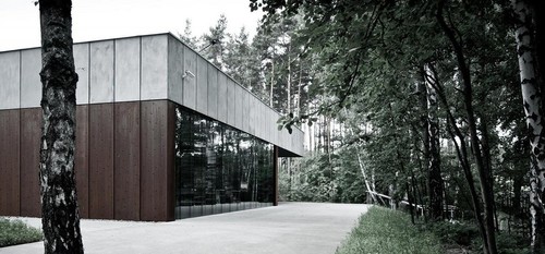 Miejsce Pamięci w Palmirach pod Warszawą. Autor: pracownia WXCA z Warszawy. Obiekt został wyróżniony w konkursie Poski Cement w Architekturze 2011.