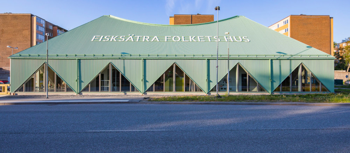 Thomas Sandell wybrał powlekaną organicznie stal GreenCoat® dla ścian i dachu Fisksätra Folkets Hus ze względu na jej estetykę, zrównoważenie i trwałość.