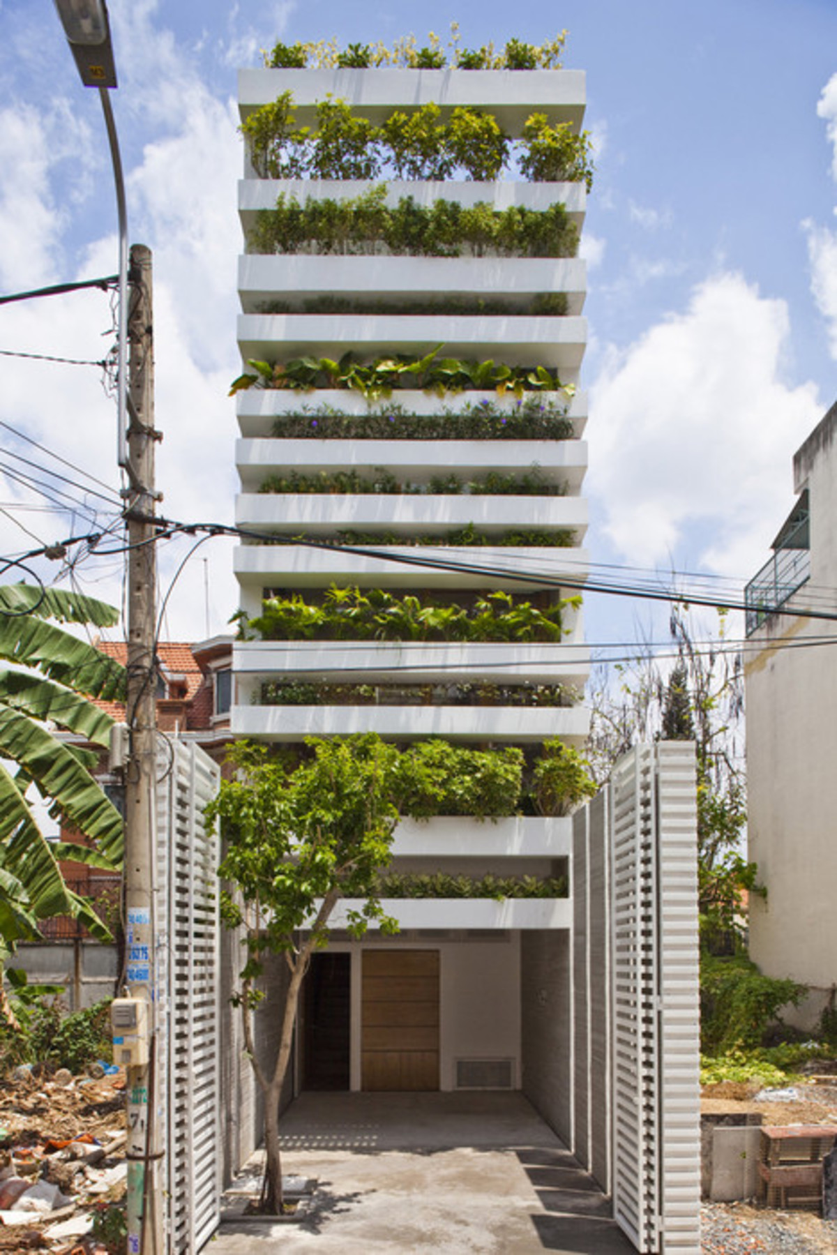 "Stacking Green" w mieście w Wietnamie, autorstwa Vo Trong Architects, zdobył nagrodę WAF 2012 w kategorii Dom jednorodzinny. 