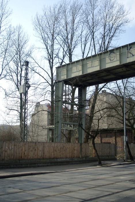 Metalowa konstrukcja nad ul. Jagiellońską w marcu 2014 roku.