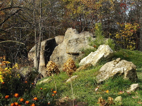 Sztuczne skały nad oczkiem wodnym 