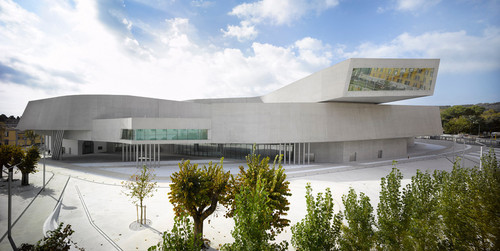 MAXXI - Narodowe Muzeum Sztuki Współczesnej XXI Wieku w Rzymie - zbudowane według projektu Zahy Hadid - zdobyło prestiżową nagrodę Budynek Roku 2010 przyznawaną przez Międzynarodowy Festiwal Architektury w Barcelonie.
