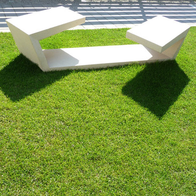 minimalistyczna ławka w ogrodzie