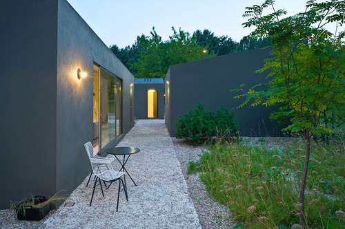 Dom/Studio Artystyczne w Warszawie, autorzy: Piotr Brzoza, Marcin Kwietowicz. Projekt został nagrodzony w 8. cyklu konkursu 20+10+X WA Awards.