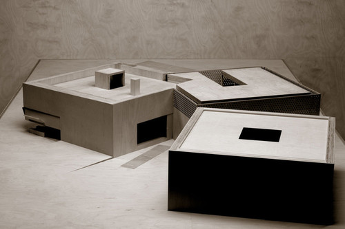 ModelMuzeum Józefa Piłsudskiego. Widok na wejście główne; proj. arch.: Krzysztof Jaraczewski i Radosław Kacprzak, modele: Kuba Morkowski i Adam Perka, fot. Jan Smaga