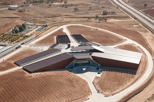 Bodegas  Portia - winnica grupy Faustino w Hiszpani. To pierwszy projekt tego typu pracowni Foster + Partners