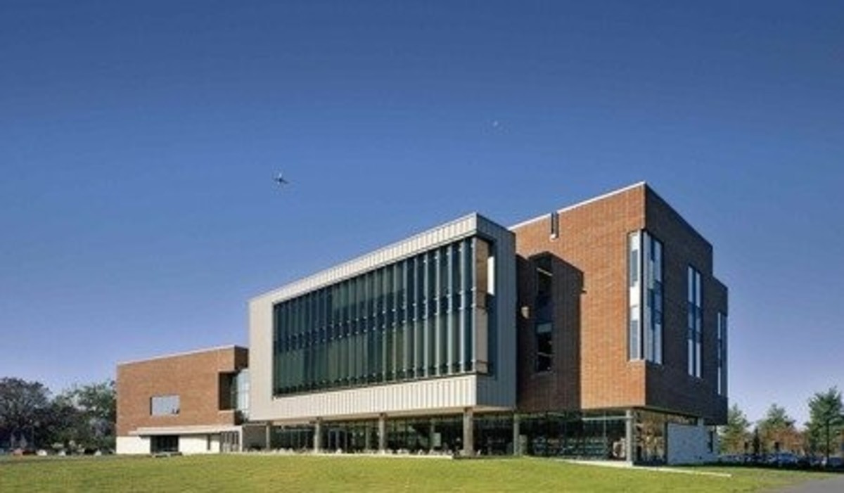 Nowe centrum kampusu studenckiego Molly College w Rockville Centre (Nowy Jork) zaprojektowane przez lokalną pracownię BRB Architects