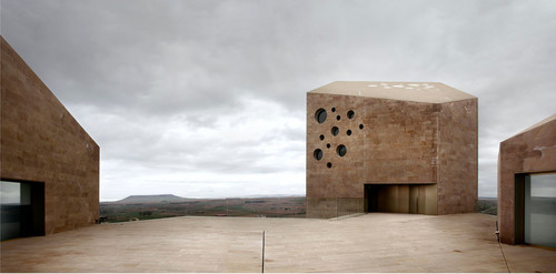 Siedziba Konsorcjum Winiarskiego “Ribera del Duero” Roa, Hiszpania - połączenie architektury starej i nowej. Architekt: ESTUDIO BAROZZI VEIGA S.L.P.