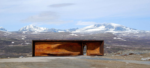 Norweski Pawilon Reniferów, autor projektu: Snøhetta. Pawilon został w listopadzie 2011 roku nagrodzony jako najlepszy budynek w kategorii Budynki Ekspozycyjne.