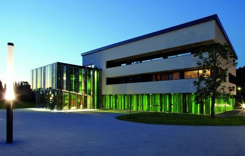 Ośrodek gminny projektu austriackiego biura architektonicznego Barbist Architektur. Fot.: Reynaers