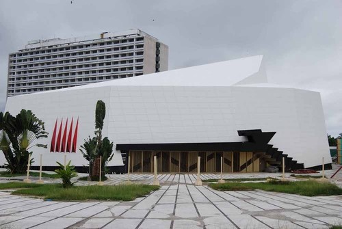 Nowa fasada Palais des Congrès w Abidżanie z użyciem Corianu. 