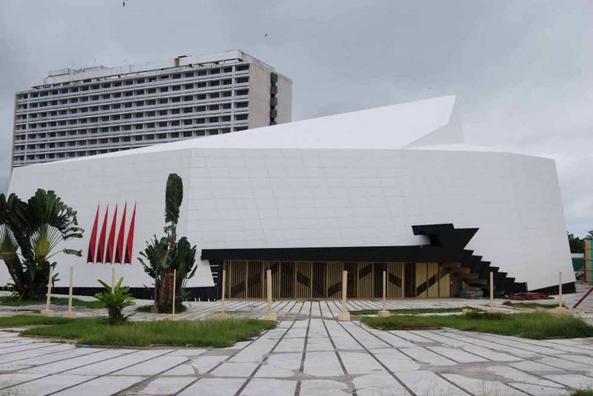 Nowa fasada Palais des Congrès w Abidżanie z użyciem Corianu. 