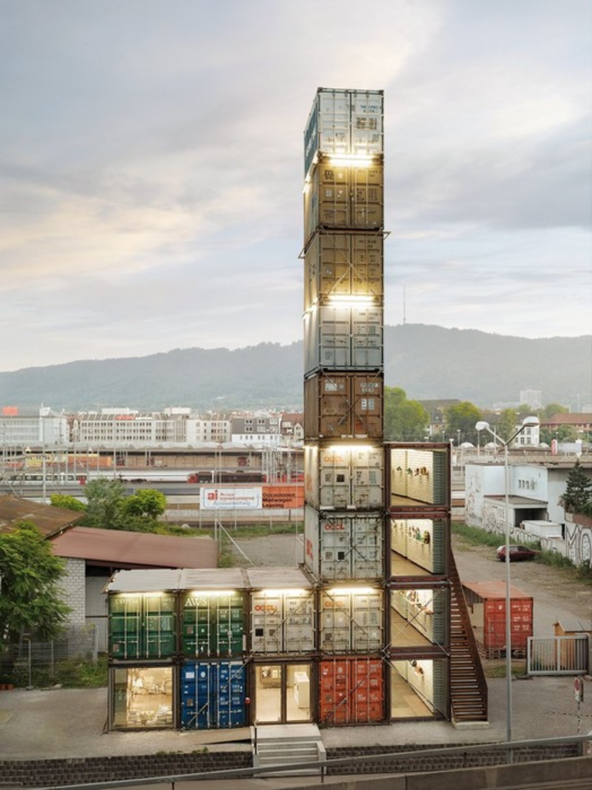 Sklep z kontenerów z platformą obserwacyjną firmy Freiag w Zurychu, fot.: Roland Tännler