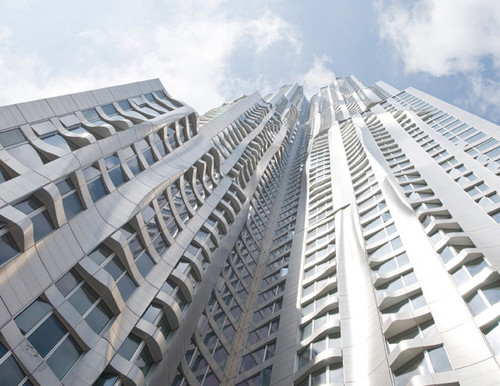 8 Spruce Street-Beekman Tower w Nowym Jorku zdobył nagrodę roku w kategorii Projekt Stukturalny 2011. Autor projektu: Gehry Partners, LLP