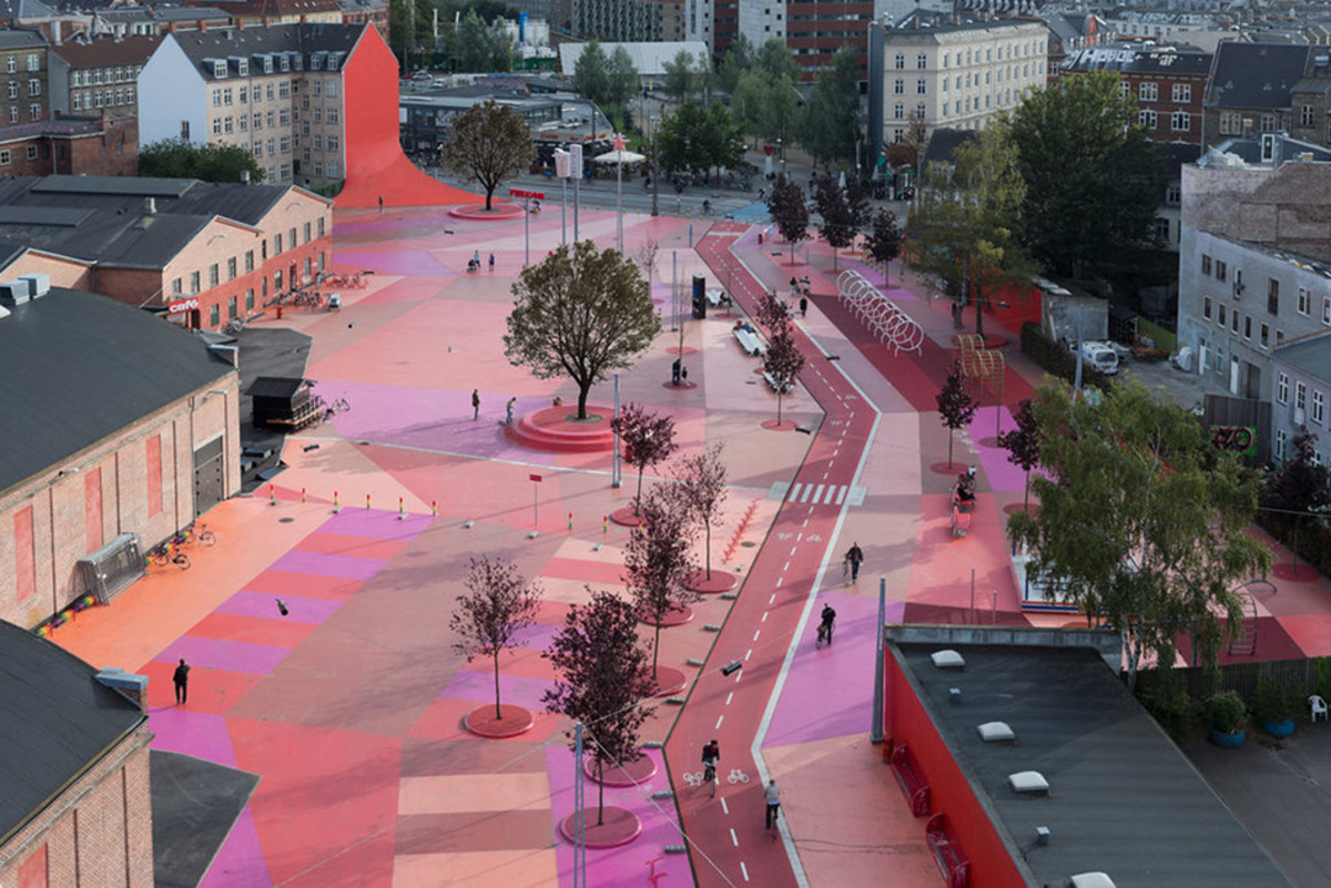 Superkilen - projekt urbanistyczny autorstwa trzech proacowni: BIG Bjarke Ingels Group, Topotek1 i Superflex - znalazł się w finale konkursu do Europejskiej Nagrody im. Mies van der Rohe 2013. Zdjęcie: Iwan Baan