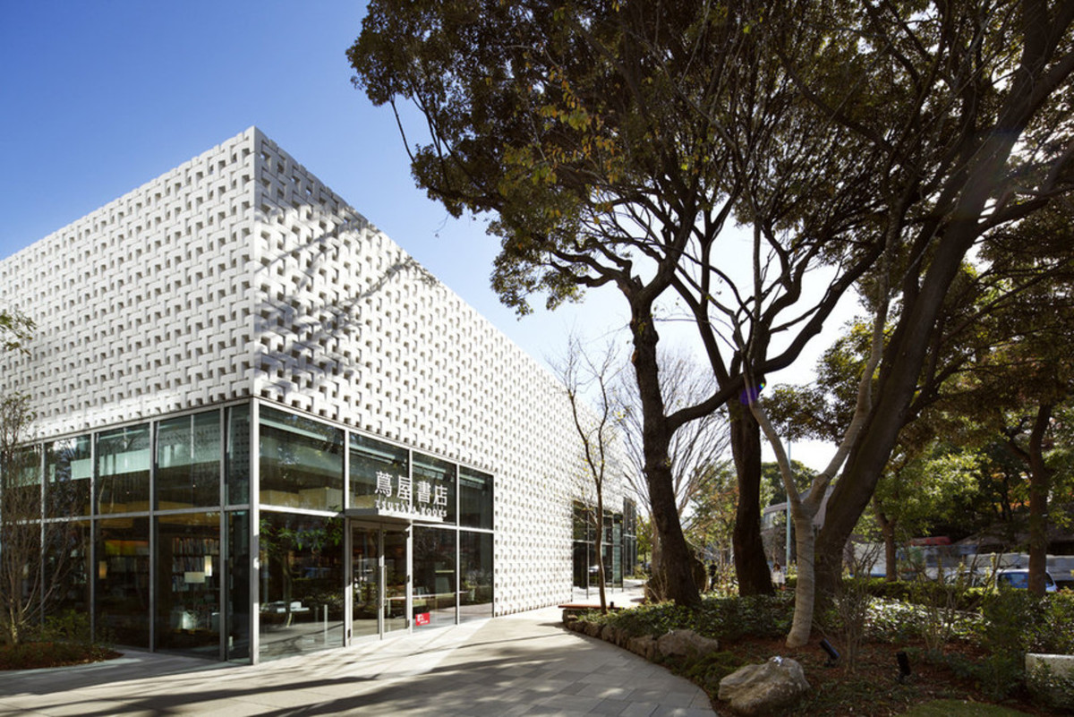 T-site complex - obiekt zdobył nagrodę WAF 2012 w kategorii "Zakupy". Zaprojektowany został przez pracownię Klein Dytham Architects oraz Shibuya-ku z Japonii.