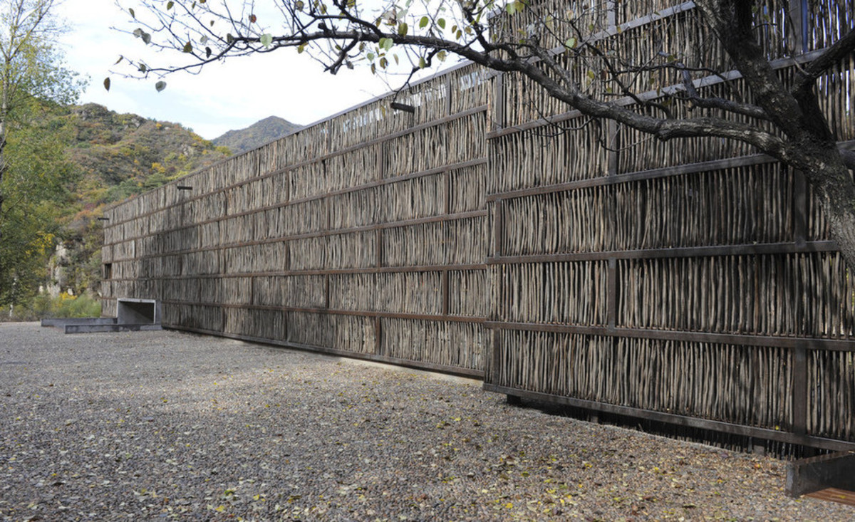 Biblioteka Liyuan w Chinach. Autorem projektu jest chińska pracownia Li Xiaodong Atelier. Obiekt nagrodzony został nagrodą WAF 2012 w kategorii Obiekt kulturalny. 