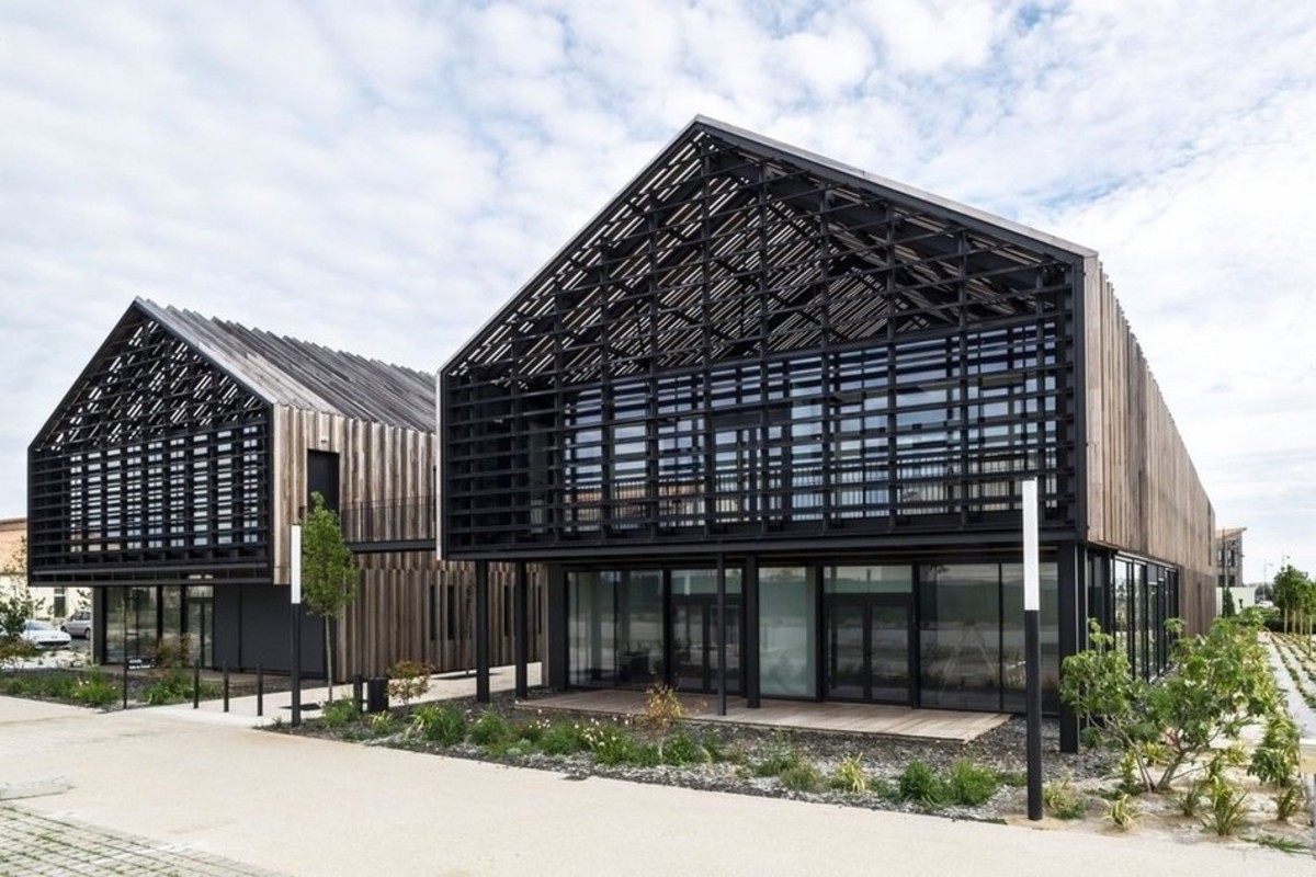 Budynek zrealizowany we Francji w miejscowości Pronic należy do Wspólnoty Miasta. Autorem projektu jest Atelier Arcau. Realizacja zdobyła nagrodę WAF 2012 w kategorii Obiekt użyteczności publicznej.