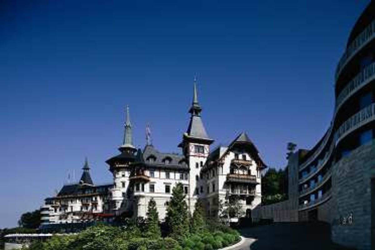 he Dolder Grand, widok głównego budynku z zewnątrz, górującego nad Zurychem od 1899 roku.. W hotelu tym zatrzymywały się takie gwiazdy jak Sophia Loren, Mick Jagger i Herbert von Karajan.