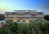 Centrum uniwersyteckie w Ahmedabadzie - laureat RIBA International Awards for Excellence 2024| autor: Stephane Paumier Architects