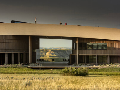Theodore Roosevelt Presidential Library projektu Snøhetta w Dakocie Północnej – budynek wpisany w krajobraz Badlands z dostępnym zielonym dachem. | fot.: Nic Lehoux