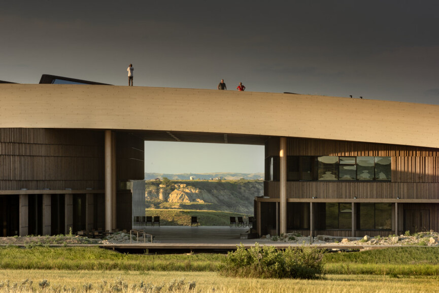 Theodore Roosevelt Presidential Library projektu Snøhetta w Dakocie Północnej – budynek wpisany w krajobraz Badlands z dostępnym zielonym dachem. | fot.: Nic Lehoux