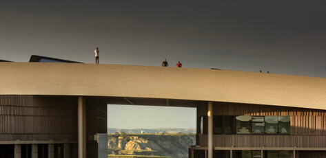 Theodore Roosevelt Presidential Library projektu Snøhetta w Dakocie Północnej – budynek wpisany w krajobraz Badlands z dostępnym zielonym dachem. | fot.: Nic Lehoux