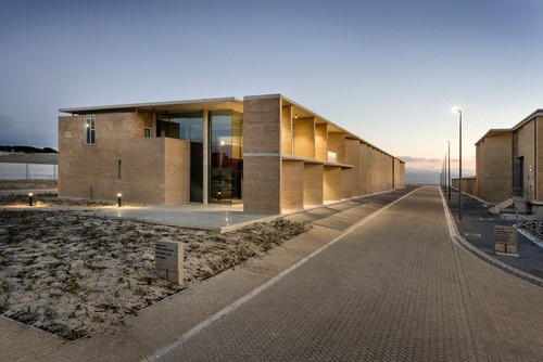 Zakład uzdatniania wody w Kapsztadzie - przykład nowoczesnej architektury przemysłowej | autor: SALT Architects | fot.: Karl Rogers