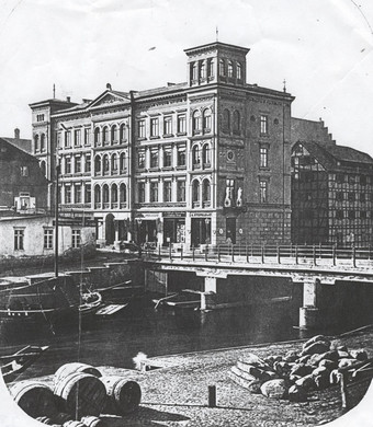 Ulica Mostowa (zachodnia pierzeja), widok z ul. Hermana Frankego (ob. Stary Port).