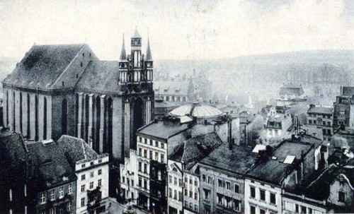 Toruń. Ogólny widok Rynku Staromiejskiego z kościołem Panny Marji (oryginalny cytat)