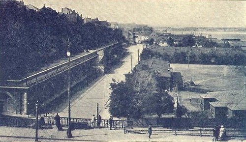 Widok z Zamku na zburzony most kolejowy.