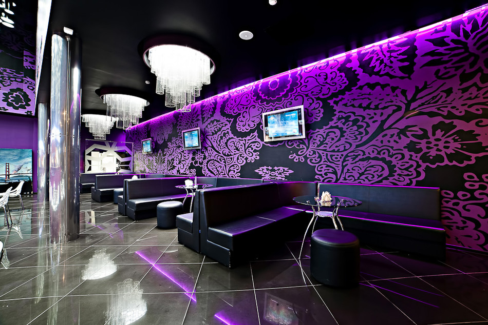 Ночной клуб туалет видео. Дизайн ночного клуба. Кофейня в фиолетовом цвете. Клубный стиль в интерьере. Бар в сиреневом цвете.