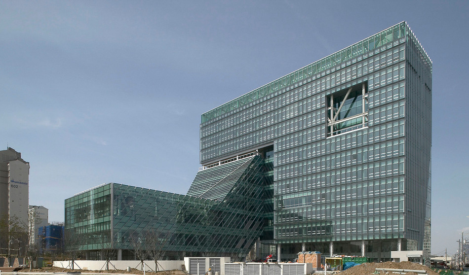 Jeonbuk Region LH Corporation Headquarters - Walking Man; architekt: DA Group (Korea Południowa) 