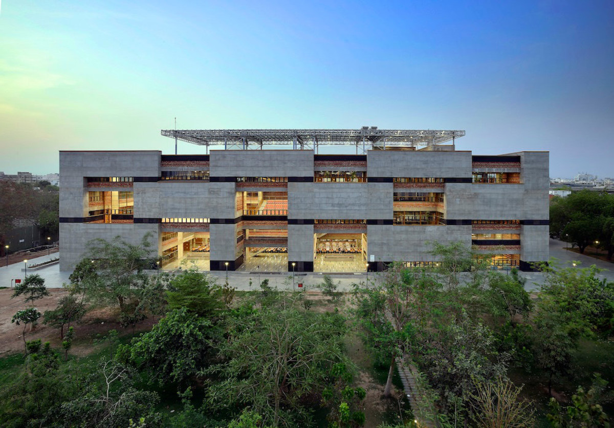 Centrum Uniwersyteckie w Ahmedabadzie autorstwa Stephane Paumier Architects (Ahmedabad, Indie)