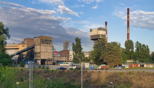 Zabudowania kopalni „Wujek”; widoczne wieże wyciągowe szybów „Krakus” i „Lechia” (2021); źródło: Wikipedia